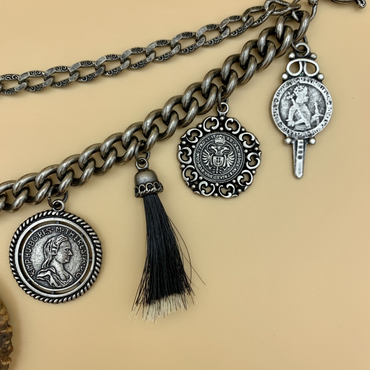 Charivari St. Georg Detail links